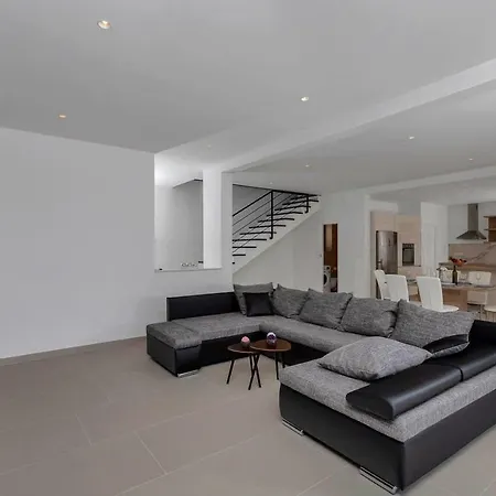 Ferienhaus E *